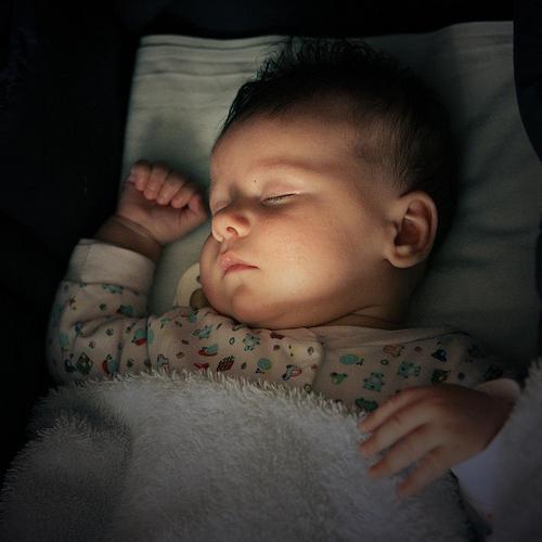 Neden çocuklar geceleri kötü bir şekilde uyuyor: ana nedenleri