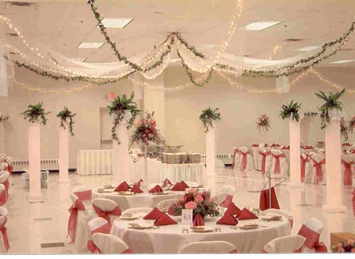 Çiçek düzenlemeleri ile düğün salonunun dekorasyonu