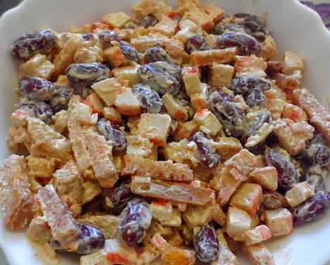 Yengeç çubukları ve croutons ile orijinal bir salata hazırlamak