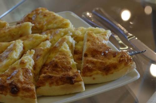 Khachapuri Megrelian - peynirli leziz düz kek