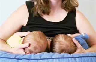 Anne sütü sırasında aylık: nedenler ve özellikler