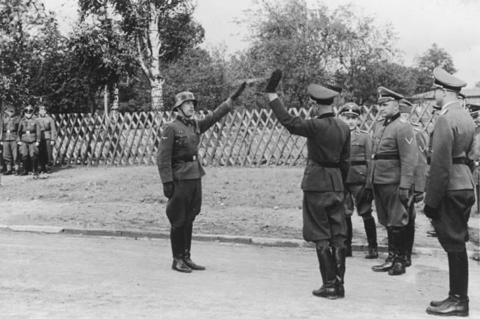 Auschwitz kapısında, yinelenmenin bir uygulaması olan kitabeyi