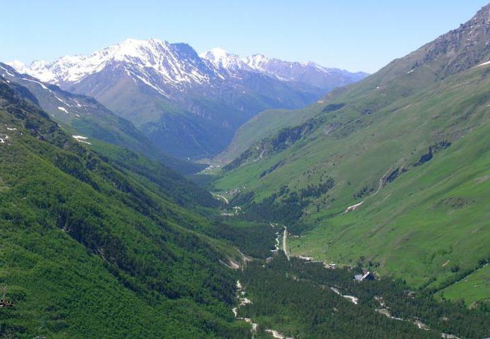 Yaz aylarında Elbrus bölgesi. rekreasyon 